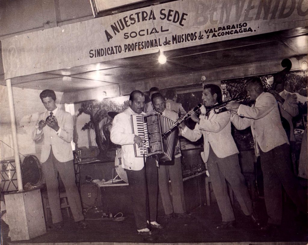 Celebración del Sindicato Profesional de Músicos de Valparaíso, con música en vivo, 1955 ca